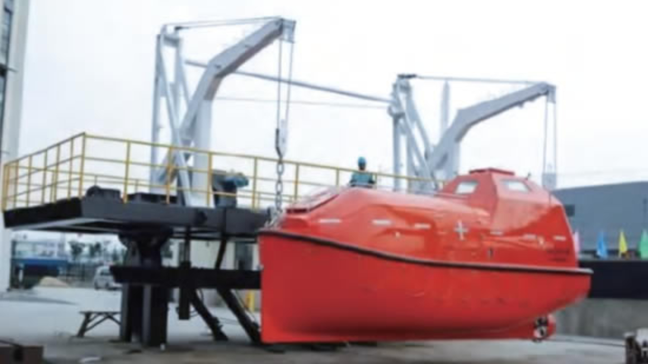 Gravity Luffing Arm Type Davit