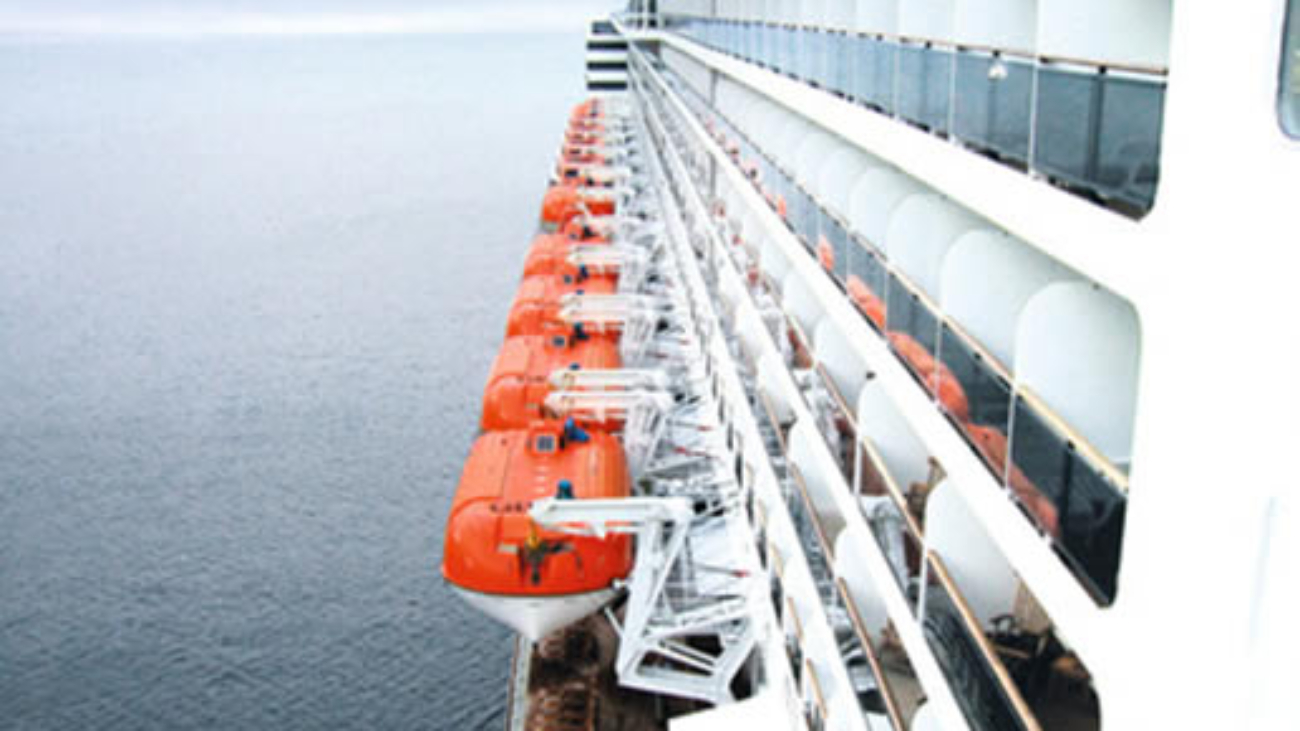 PASSENGER VESSEL DAVITS